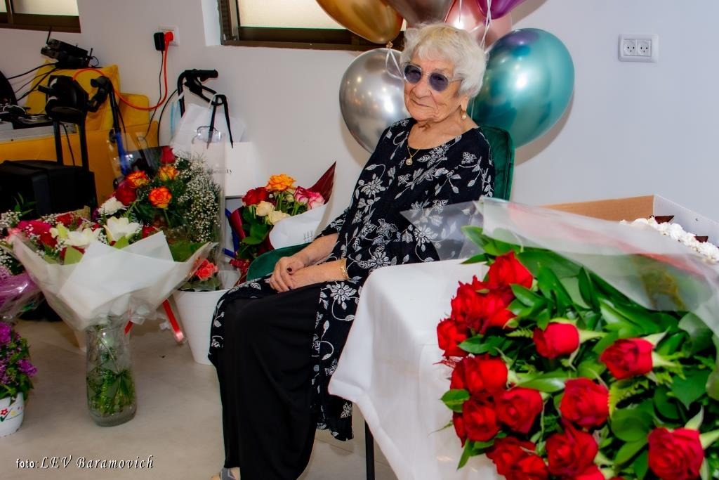 ЖИТЕЛЬНИЦЕ ФРАНЦУЗСКОЙ ДЕРЕВНИ ИСПОЛНИЛОСЬ 100-ЛЕТ